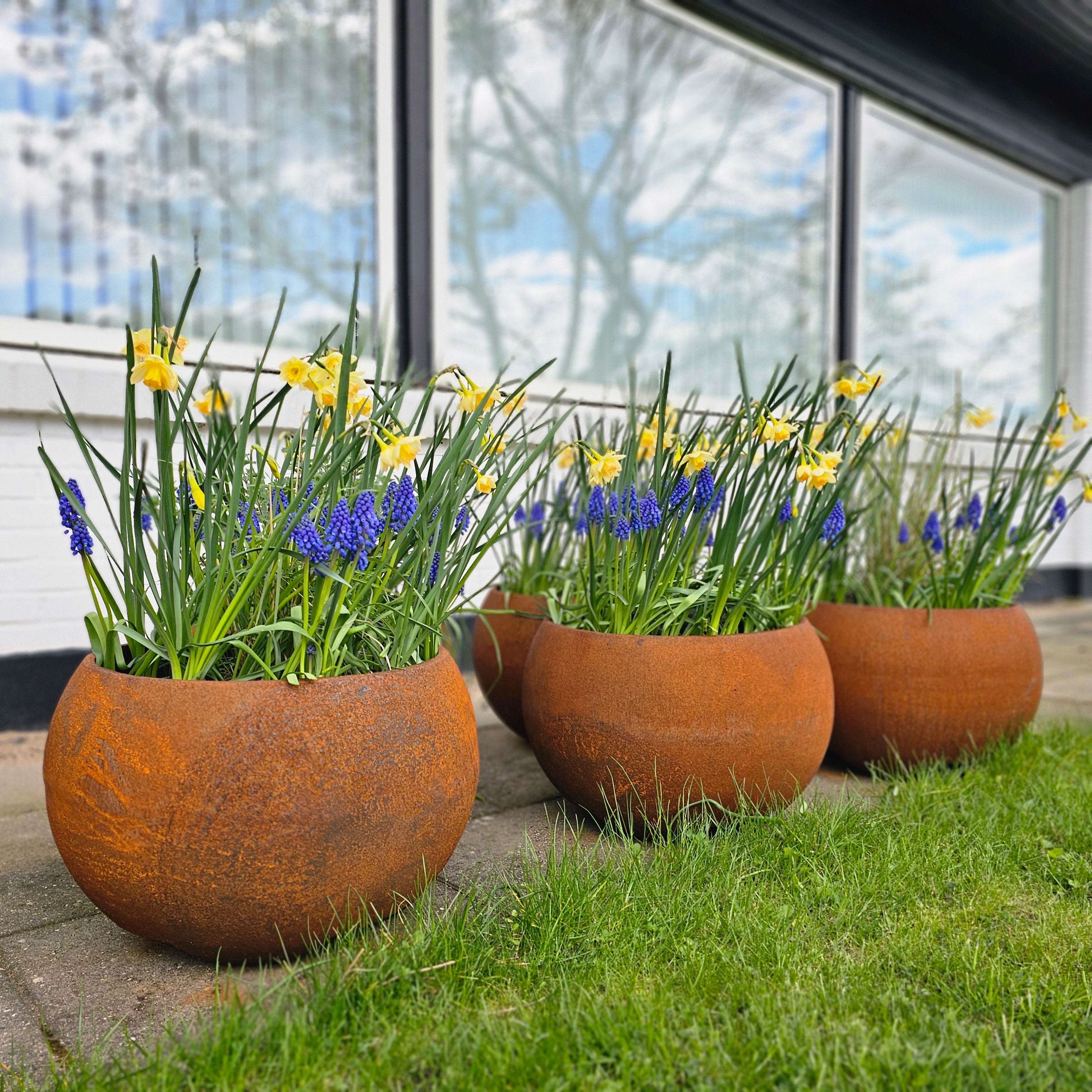 Kungsan potter med blomster WolffNordic