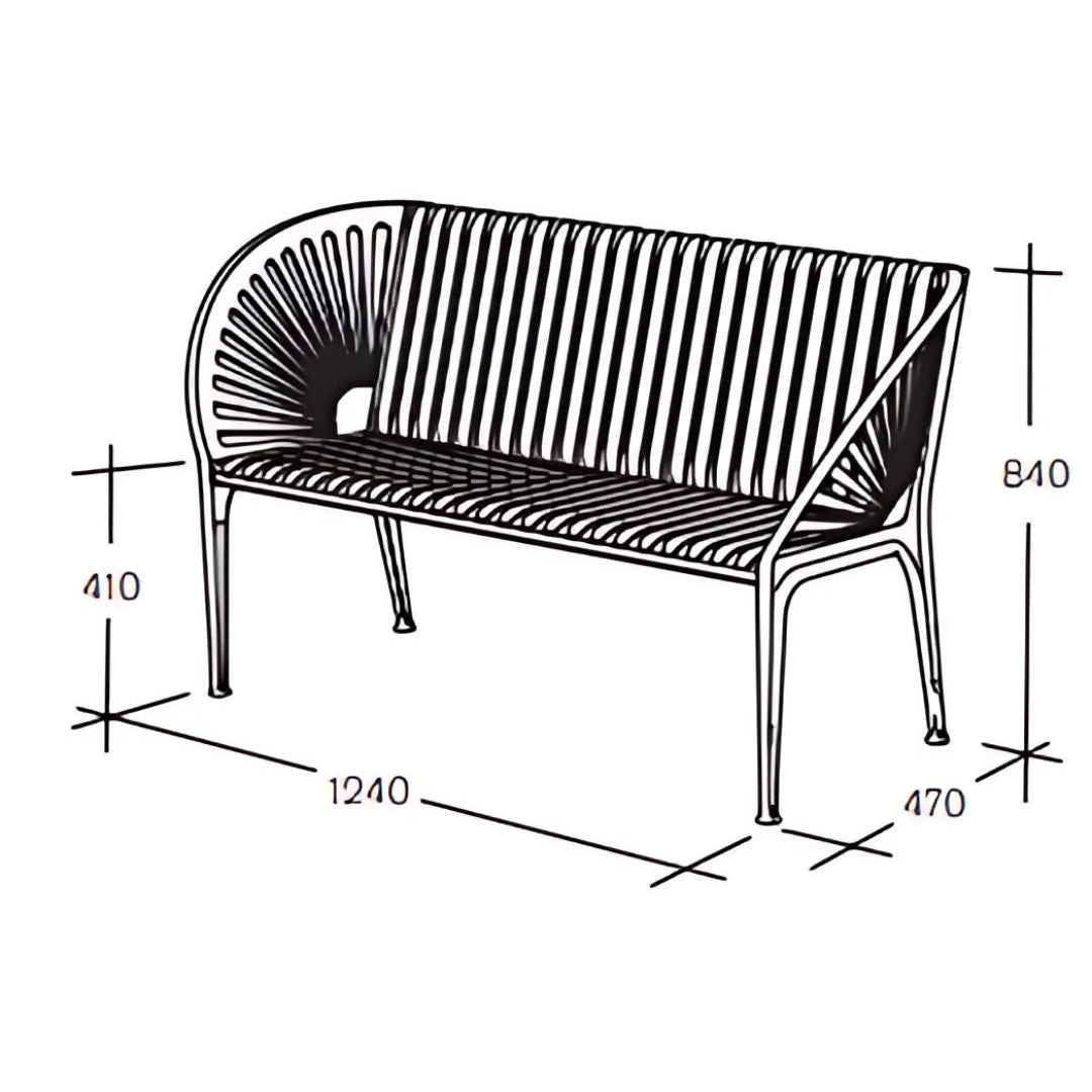 Citybænk udført i sortlakeret støbejern med olieret mahognisæde og -ryg.